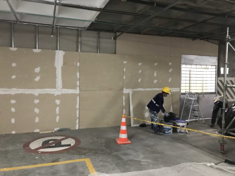 Reconfiguramos espacios con drywall o superboard eficiente y estético.
