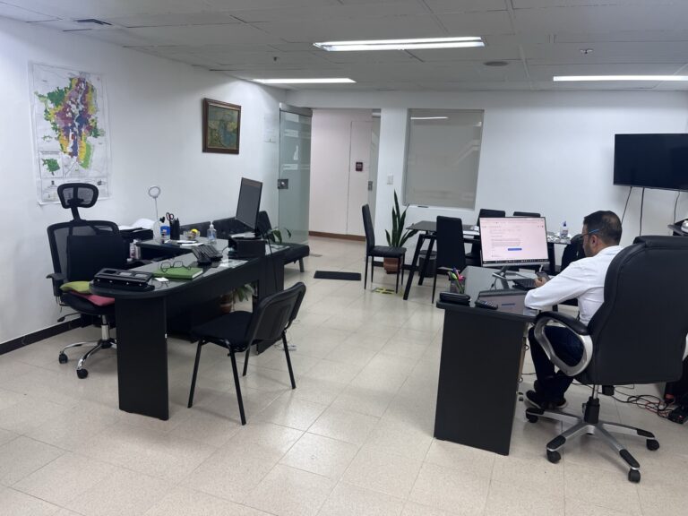 Nuestro equipo de oficina une talento y experiencia para diseñar soluciones eficientes.