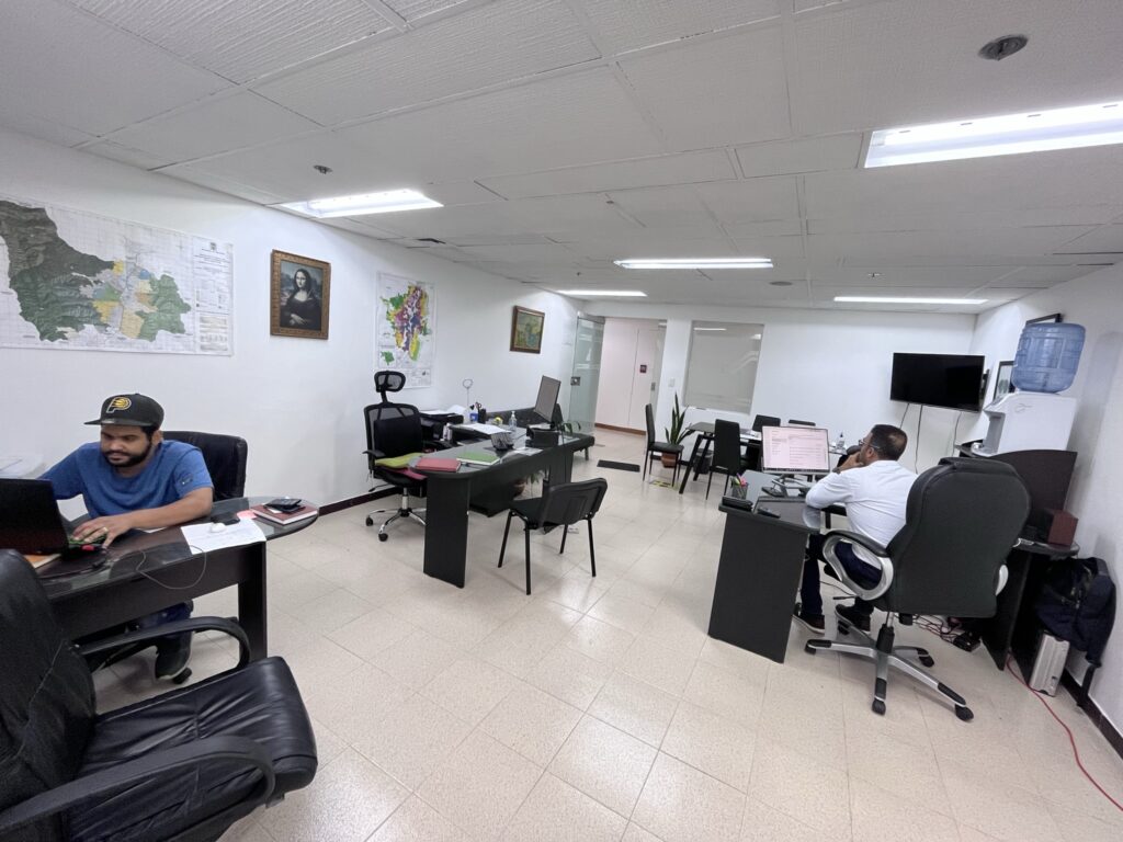 La comunicación y colaboración en oficina construyen bases sólidas para el éxito.