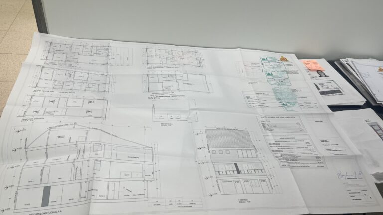 Planos con sellos autorizados para construir con licencia vigente.