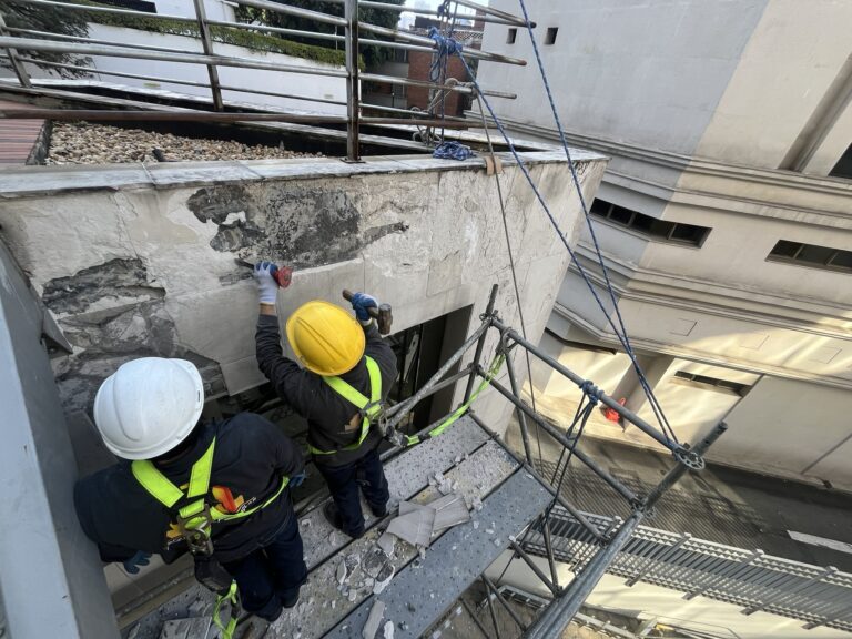 Profesionales expertos con herramientas especializadas.