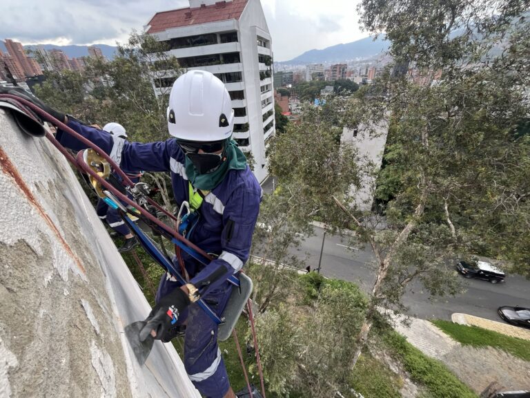 Fachadas impactantes con acabados de alta resistencia.